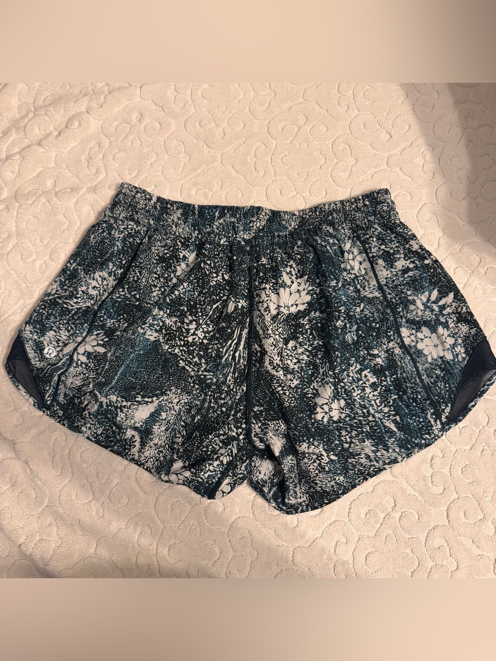 Lululemon Hotty Hot Shorts ll Long Wildwood White Multi Nocturnal Teal 8